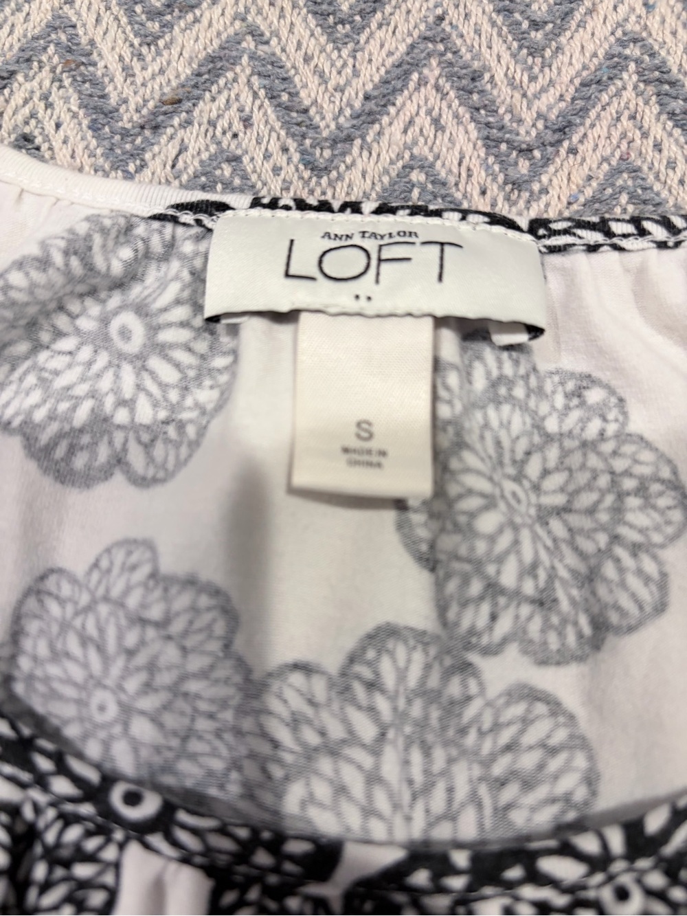 LOFT Black and White Floral Short Sleeve Scoop Neck Top - Picture 4 of 7